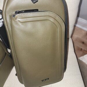 Tumi Harrison Gregory Sling 💚  pebbled leather.